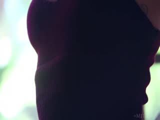 黑发Leila Mazz脱衣