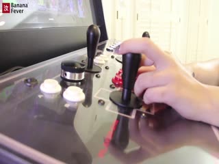 漂亮混血美女玩游戏机，穿得太性感让人忍不住！
