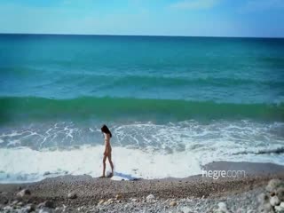 在无人海滩享受天人合一的Cindy